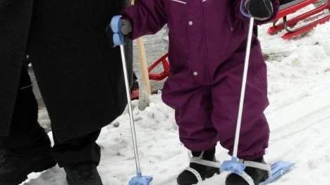Alice Viklund, 3 år, kämpade sig runt spåret med lite hjälp.