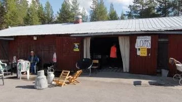 Förut var Birger Bodéns skapelse, Silverlogen, ett begrepp bland danslystna i hela övre Norrland. Numera trängs hundratals loppisprylar i logen i stället för dansanta besökare.