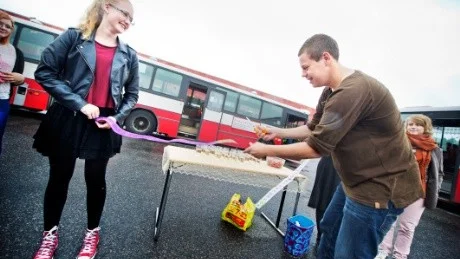INVIGNING. Under fredagen var det invigning för bussarna. Ungdomarna har jobbat med projektet i två veckor.