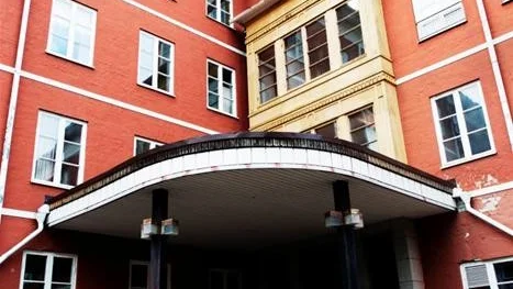 MÖJLIGT ASYLBOENDE. Sanatoriet byggdes 1908 och öppnades 1913 för vård av tuberkolossjuka. Nuvarande ägare Gurkirpal Singh vill se över möjligheterna att omvandla fastigheten till ett asylboende. FOTO: Maria Ekman