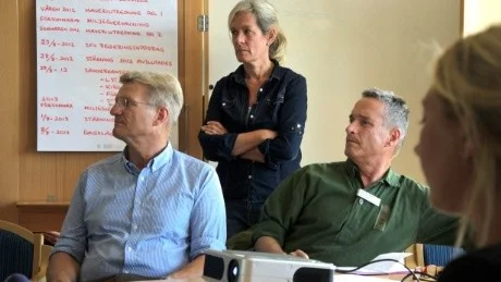 TRIO. Per Sandberg, Statens fastighetsverk, Gunhild Rosqvist, Tarfala forskningsstation och Försvarsmaktens miljöchef Arne Wessnér följer koncentrerat Carl-Johan Olofsson genomdragning av arbetet.
