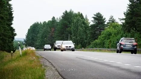 Mötesolyckor dödliga. I fredags omkom en man efter att en bil kommit över på fel sida om vägen på E4. Enligt Per-Mats Öberg på Trafikverket arbetar man nu för att införa mötesfri väg efter hela E4 i länet och väg 97, men för resten av länets vägar kan det fortsatt dröja länge.