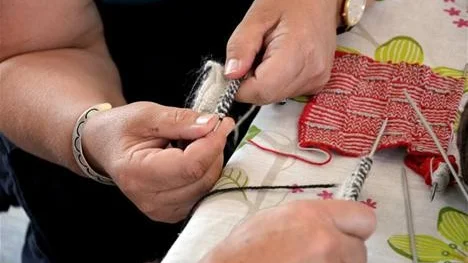 PRODUKTER. Vantar och sockar stickades i nålbindning och tvåändsstickning.