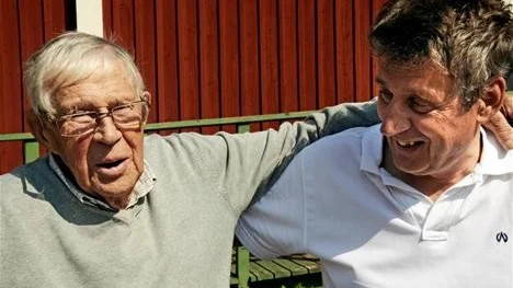 MINNEN. Arthur Ek, herr Vassholmen, och Bosse Johansson pratar Vassholmens historia. "Man har många minnen här", säger Arthur som började jobba på ön som 14-åring.