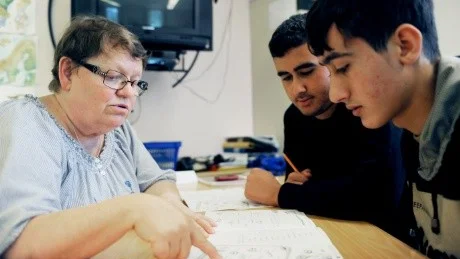 SOMMARSKOLA. Odaysame Hoji och Issam Hssan undervisas av läraren Gudrun Kron. De har nyligen kommit till Sverige och lär sig svenska under tre veckor på Övertorneås sommarskola.