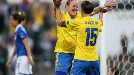 Sveriges Marie Hammarström (tv) och Therese Sjögran jublar efter 1-0 målet under tisdagens gruppspelsmatch (grupp A) mellan Sverige och Italien i dam-EM på Örjans vall i Halmstad.