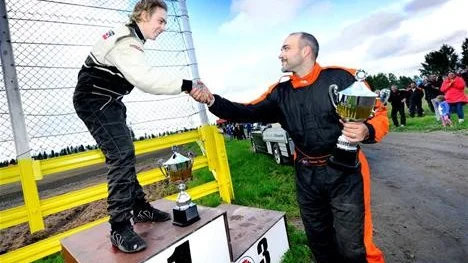 GRATULERAR. Det fanns inte mycket annat Fredrik Tiger kunde göra än att säga grattis till sin överman för dagen Linus Wetsman.
