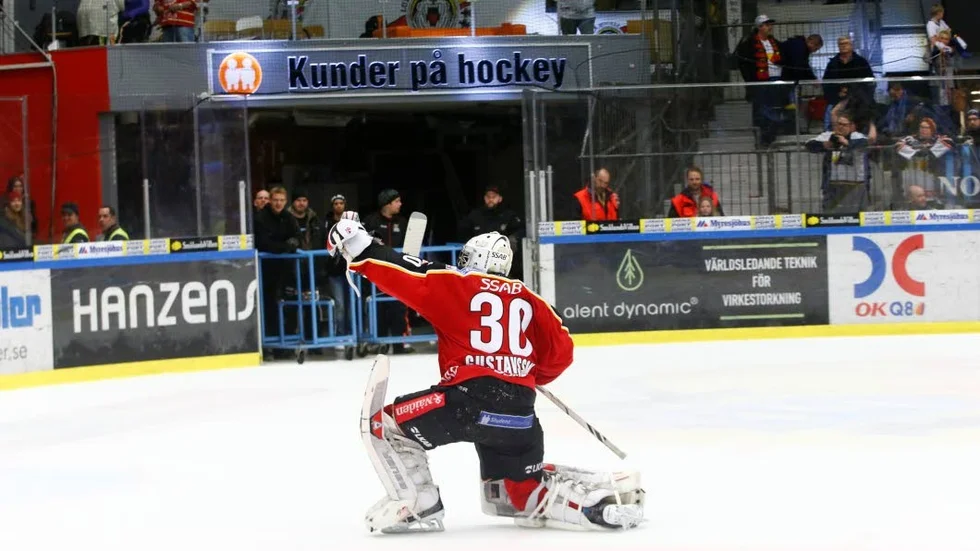 Filip Gustavsson bjöd fansen på lite show efter matchen.