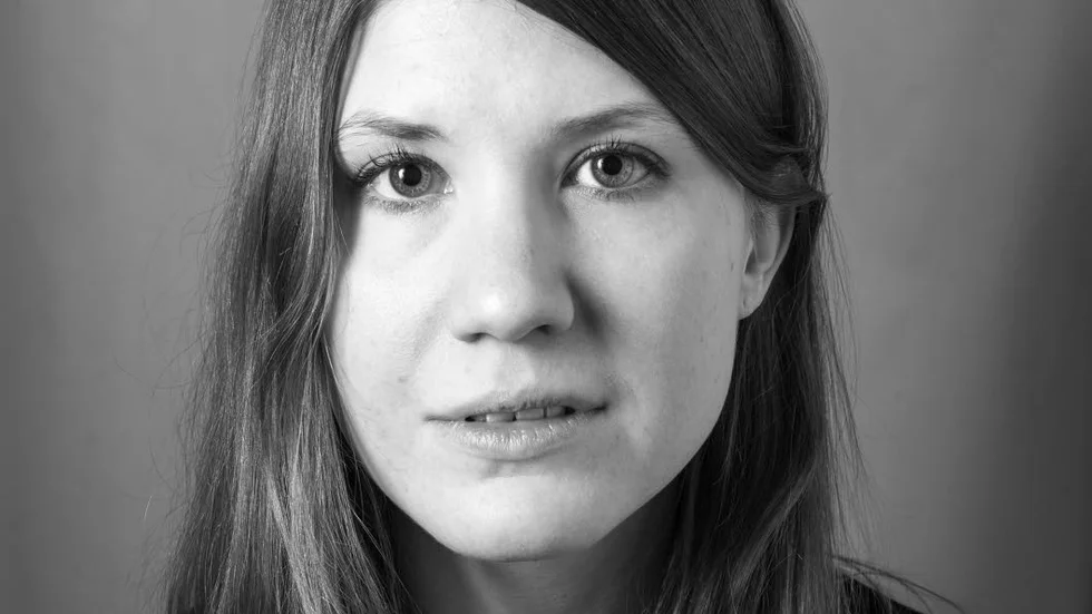 På gång. Efter ett fyra år långt uppehåll är Luleåkomikern Sandra llar tillbaka på standupscenen och hyllas av landets främsta i branschen. "Jag kanske är bättre på att hantera det den här gången", säger hon.