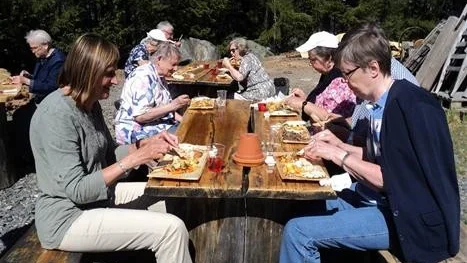 UTELUNCH. Medlemmar från Sveriges Pensionärers Riksförbund (SPRF) fyller matsäcken vid en utflykt till fiskecampen i Jävrebodarna.