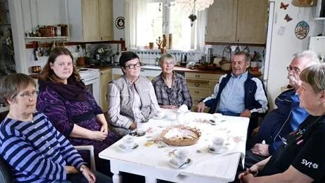 FLER REAGERAR. Enligt byborna i Markusvinsa är boende i andra drabbade byar lika upprörda över nedskärningarna av gatlysen. "Vi kommer att kämpa emot detta in i det sista", säger Anna Finni.