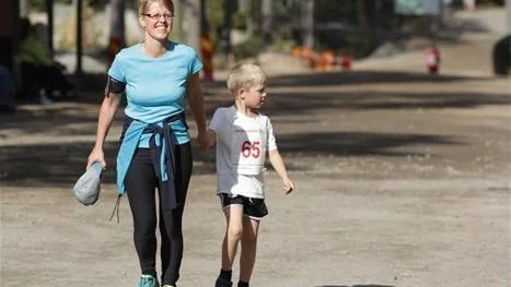 MEDHJÄLPARE. Det är inte alltid helt lätt att nå mållinjen, därför var det tur att Joseph Kostet kunde ta vuxenhjälp för att få ta emot sin medalj.