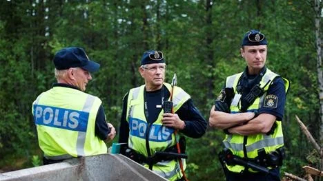 STORT UPPBÅD. Polisens insatschef Roine Norström (mitten) övervakade insatsen där ett tiotal poliser från hela länet deltog.