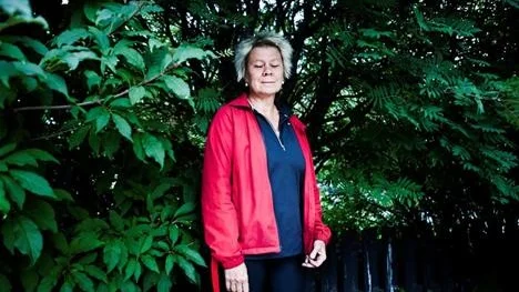 Att fortsätta njuta av naturen är ett sätt att bevara den avstressade sommarkänslan. Själv älskar Lotta Lindgren att strosa i skogen som hon har bakom knuten.
