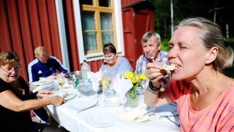 UNDERBART. Kristina Oja tar en tugga och njuter. Från vänster sitter Gunnel Larsson, Gustav Uusihannu, Stona Olofsson och Christer Sundqvist.