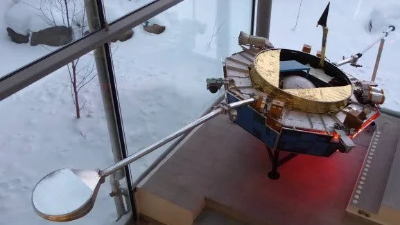 Modell. En testmodell av den första Vikingsatelliten finns att beskåda i full storlek i foajén till Rymdcampus vid IRF i Kiruna.