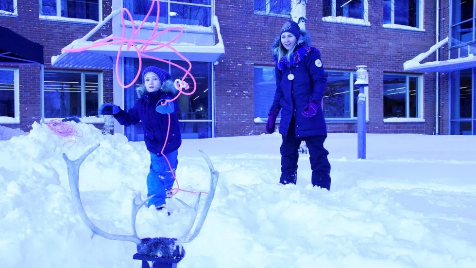 Lassokastning. 8-åriga Saga Yazdany var hejare på att kasta lasso efter att ha fått hjälp av Sofia Baer från Ájtte same- och fjällmuseum i Jokkmokk.