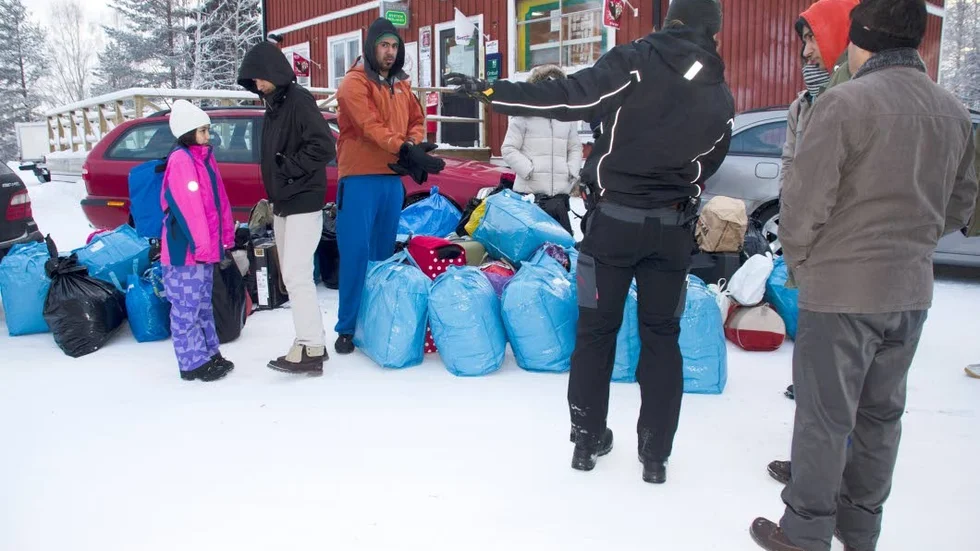 Hämtades. Flyktingarna fördes till olika boenden i Boden. Om inspektionen ger godkänt på onsdag kan en del av dem få komma tillbaka.