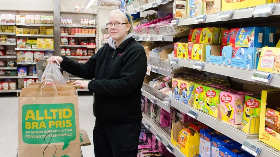 Beställning. Det är Samhall som kör ut varorna som beställs av Coop Norrbottens kunder i Luleå. Josefine Björklund packar kassarna.
