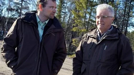 INTE NÖJDA. David Berggård, miljöingenjör på länsstyrelsen och Kiruna kommuns miljöinspektör Mats Lahti är inte glada över att Northland vill lagra malmen utomhus eftersom de befarar damningsproblematik.