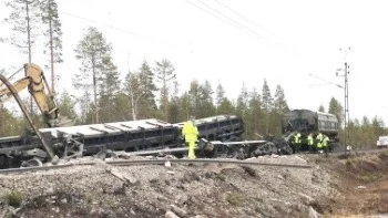 Urspårningen blev kraftig och stora delar av rälsen längs en lång sträcka revs upp, kontaktledningar revs upp och sliprar skadades.