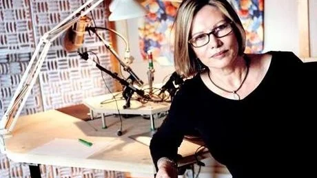 EN HEMSK HISTORIA. Maud Adams släkthistoria är kantad av flera tragiska livsöden med självmord och annat.
