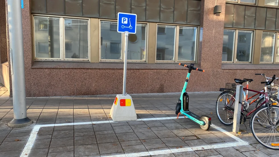 Så här ser kommunens nya elsparksparkeringar ut. Den här rutan hittas vid Radermachergatan 5 (ungefärlig plats).