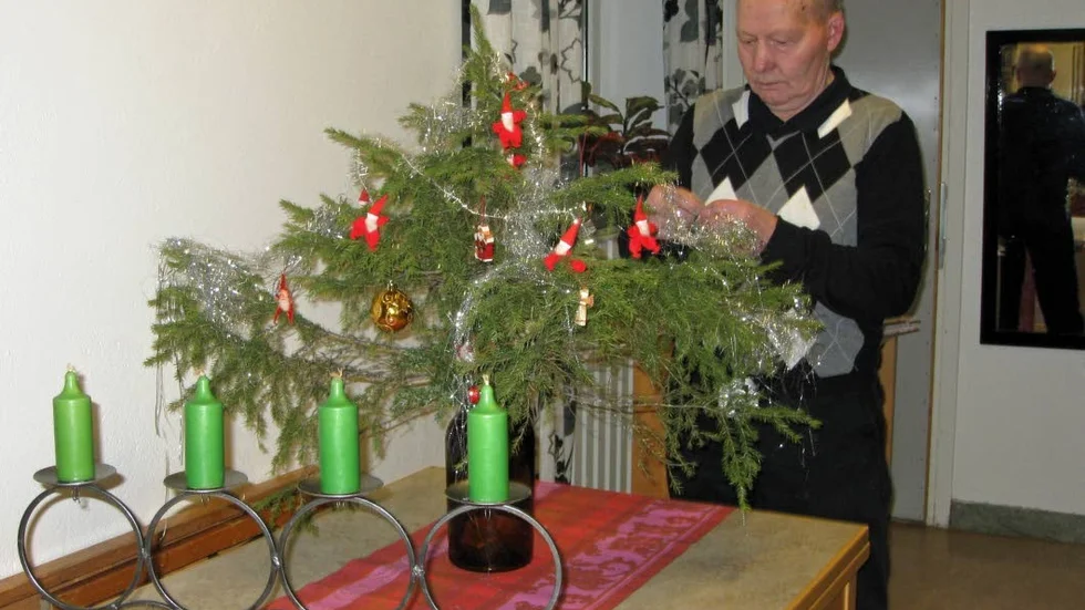Dekoratören Folke ordnar julstämning.