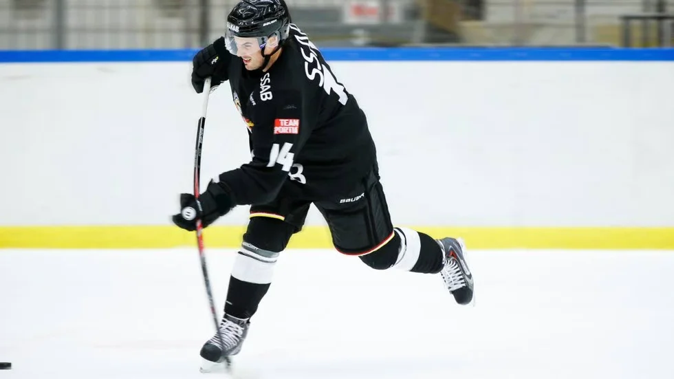 Utanför. Stephen Dixon finns inte med truppen som reser till Finland.
