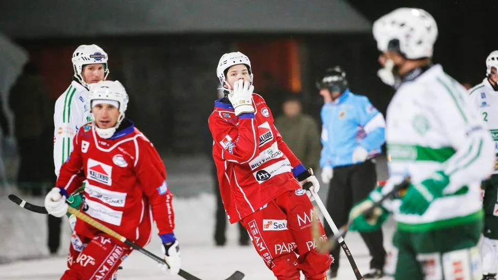 Mållöst. Kalix Bandy har 0-0 i halvtid mot Ljusdal på Kalix IP.