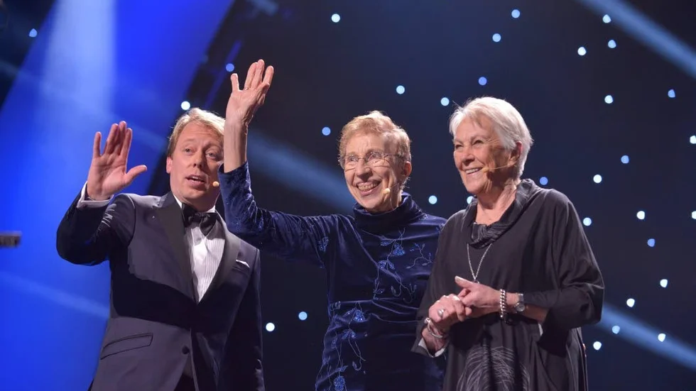 Glad. Irma Johansson (mitten) från Kalix tog stafettguld 1960 och hyllar Kalla.