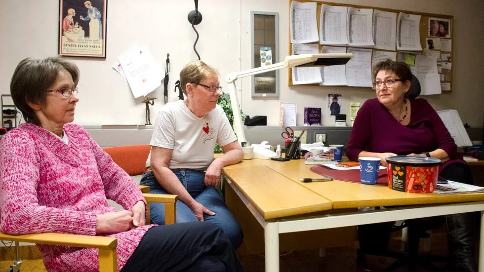 Dov stämning. Britta Persson och Inger Johansson, anställda och Karin Mogemark, Syster Karins Vård och Omsorg AB, i krismöte efter Bodens kommuns beslut att säga upp avtalet.