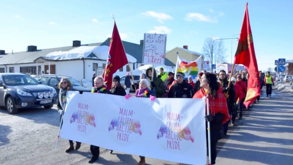 Första prideparaden. Fler än väntat slöt upp för Malmfälten arctic pride.