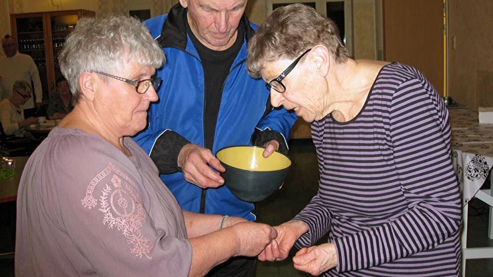 Lottdragning. Ingrid, Birgitta och Yngve skötte dragningen med bravur.