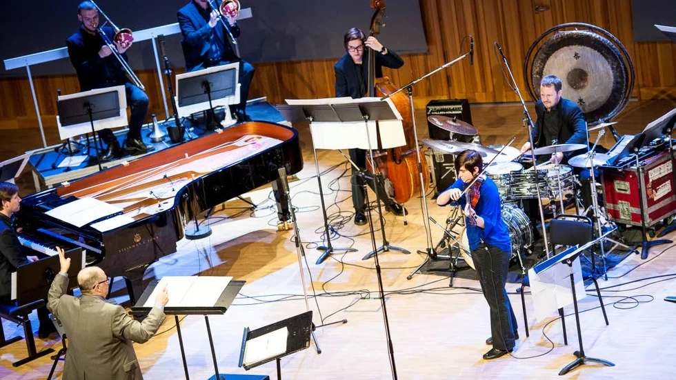 Stäng labbdörren. Violinisten Katt Henandez var solist under Norrbotten Big Bands framförande av Örjan Fahlströms ”MOALM”. Trots förtjänster kan Kurirens recensent inte undvika att reflektera över nutida kompositörers kroniska ovilja gentemot rena toner när det kommer till stråkinstrument. Ibland skulle det vara välgörande att stänga dörren till laboratoriet över en helg.