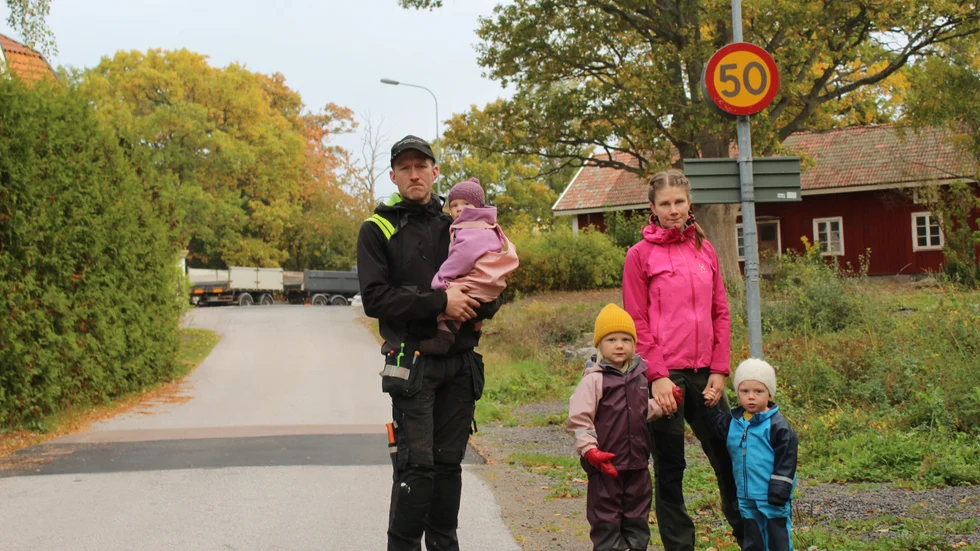 Familjen Momark samlad vid 50-vägen, från vänster Wille med dottern Ingrid samt Hilma med barnen Elna och Einar.