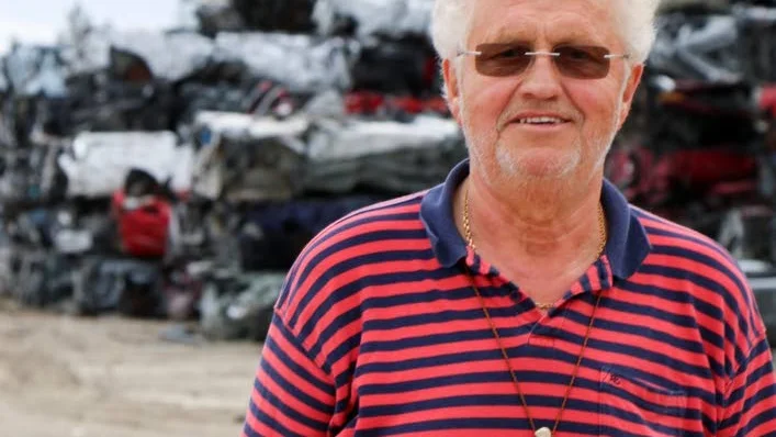 Skrot. "Nu har jag gått ner på halvtid, jag jobbar bara från nio till halvfem", säger Anders Jansson och skrattar lite.