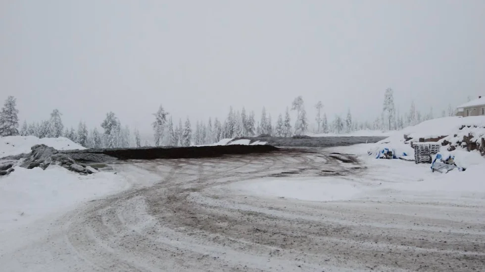Förberett. Precis innan snön föll passade Sis på att barka platsen för där ­hotellet skulle byggas. Nej till investeringsstöd från Tillväxtverket har pausat processen. (Arkivbild)