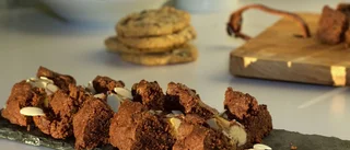 Klassiska havrekakor och snittar med choklad