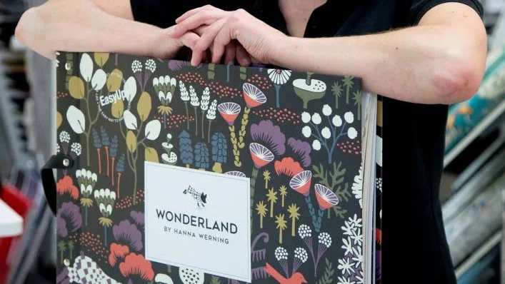 Nytt. Annsofi Edin på Happy Homes visar designern Hanna Wernings nya tapetkollektion som kommer i vår. Ittalas nya färg heter smaragd, retro är fortfarande hett, likaså mörk marmor.