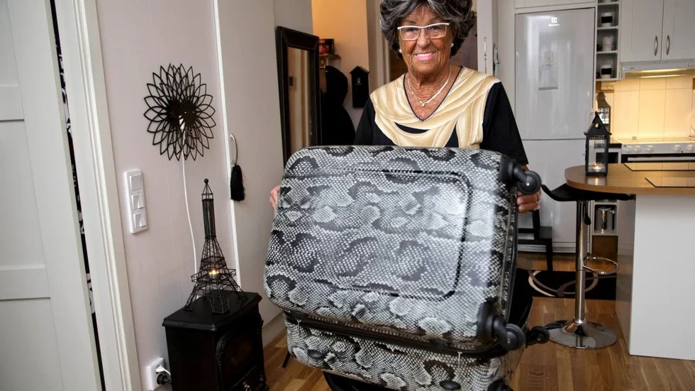 Packar väskan. Resväskan är inte stor men rymmer det mesta Barbro Söderholm behöver. Snart åker locket igen för en tur till Rio de Janeiro.
