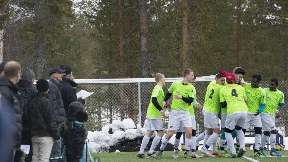 Arvidsjaurs Johan Holmqvist har precis gjort matchens och lagets första mål i division 3.
