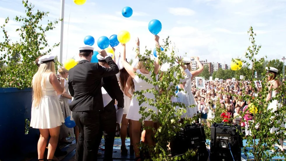 STUDENTEN. För eleverna som tar studenten i år innebär firandet inte bara betygen i handen utan för många även studentbalen, fester och förberedelser, vissa dyrare än andra. Kostnaden för att ta studenten med allt vad det innebär är hög, och verkar stiga. (Arkivbild)
