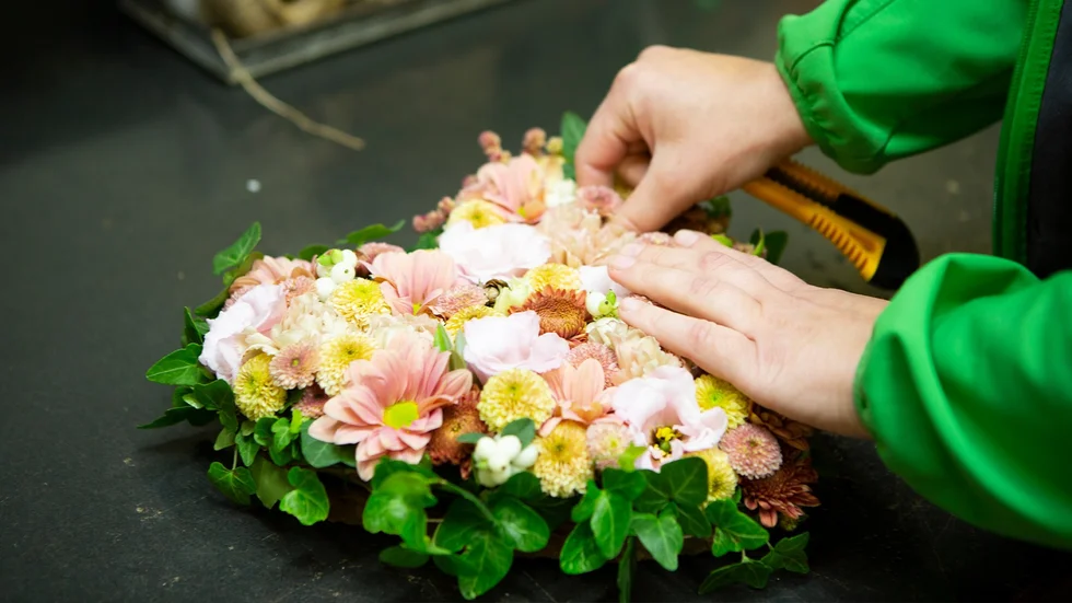 Hos Blomstertorget kan du få hjälp att skapa ett fint och personligt avsked.