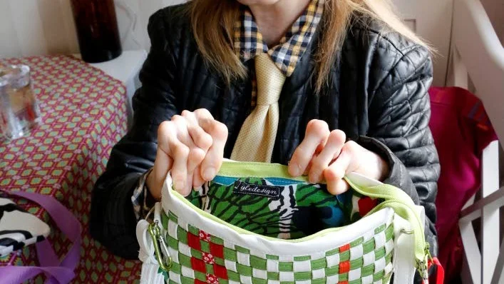 Design. Erika tycker att insidan är minst lika viktig som utsidan på väskan, både i utseende och funktion.