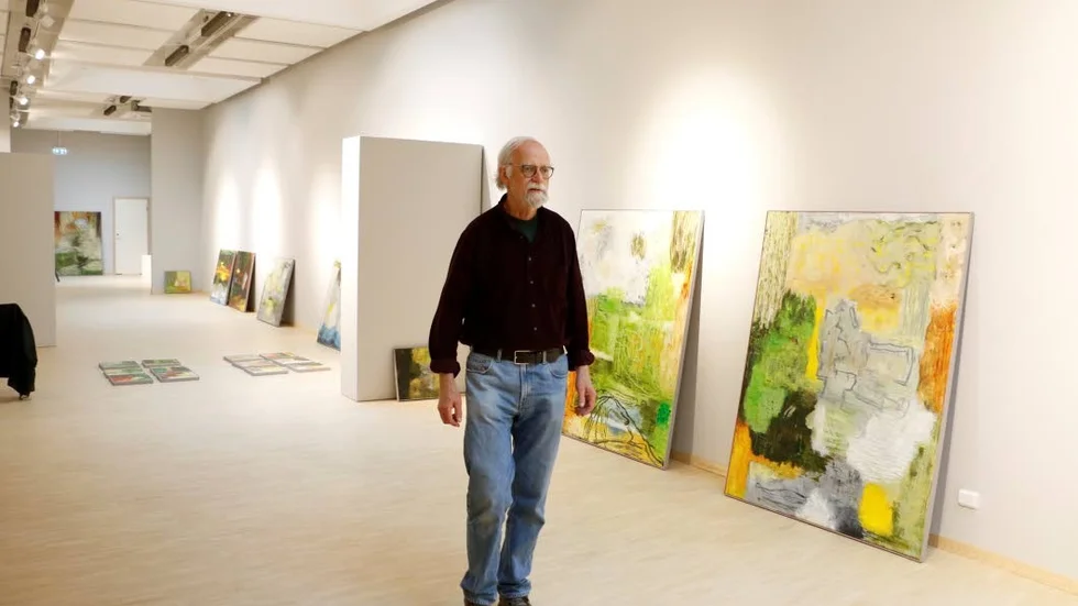 Utställare. Janolof Bengtsson har vernissage för sin utställning på lördag. "Alla målningar har titlar, jag tycker om titlar för det är fegt utan. Men de ska vara lika abstrakta som målningarna", säger han.