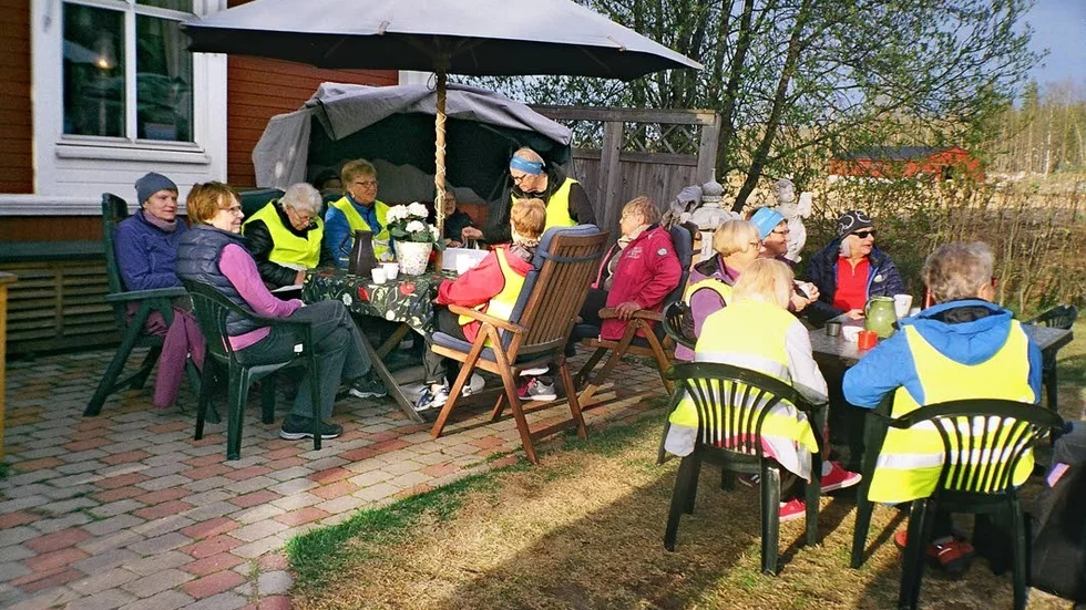 Pratstund. Måndagscyklisterna bjöds på hembakt och kaffe.