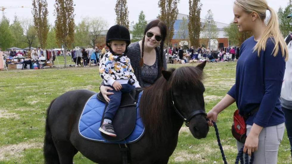 Ponny-kul. Lilla Matilda Norling, snart två år, fick en ridtur på gulliga shetlandsponnyn Nicole. Allt under överinseende av mamma Charlotte Häggkvist och ponnyägaren Sarah Lindkvist.