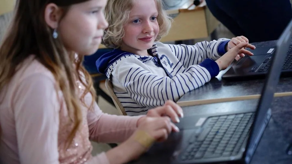 NYBÖRJARE. "Jag vill lära mig mer programmering", säger Tyra Larsson, 10, och får medhåll av bordsgrannen Einar Nylund, 9.