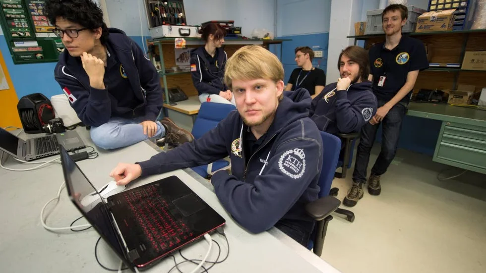 KTH-studenten Rasmus Bergström förbereder ett vetenskapligt experiment på rymdbasen Esrange. På Esrange skjuts mindre raketer ut i rymden med vetenskapliga experiment ombord. Experimenten uppnår tyngdlöshet i mellan 5 och 15 minuter. På basen sänds även vetenskapliga ballonger upp. Dessutom finns ett 20  parabolantenner som följer och vidarebefodrar information från kommersiella satelliter.